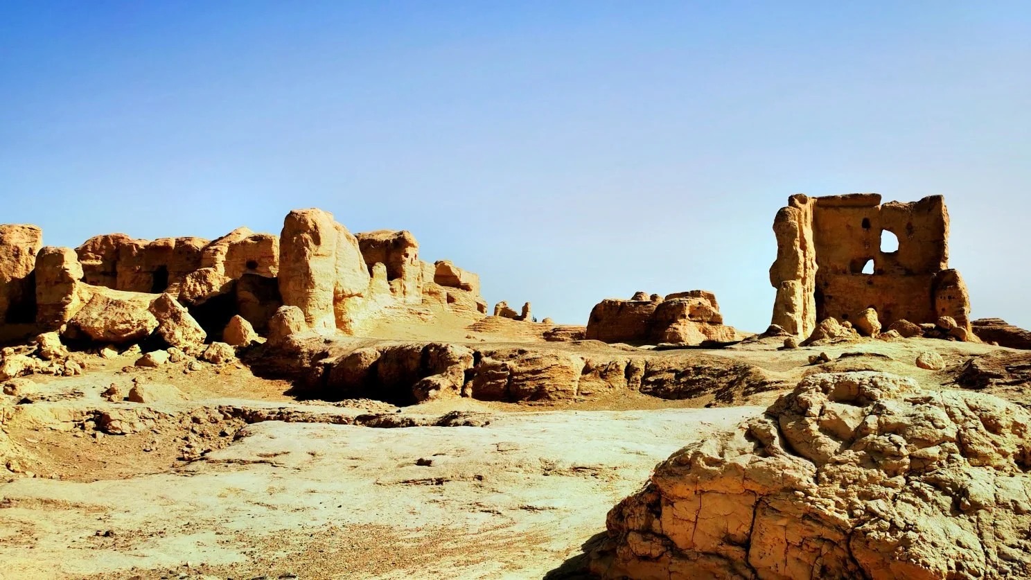 Best Places to Visit in Turpan ：Jiaohe Ancient City,Grape Valleys & Desert Wonders