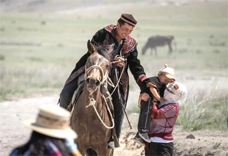 Join a Real Nomadic Migration in Xinjiang
