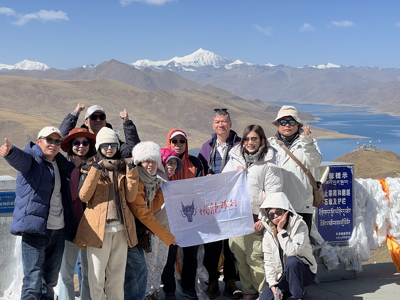 Tourists at Yamdrok Lake