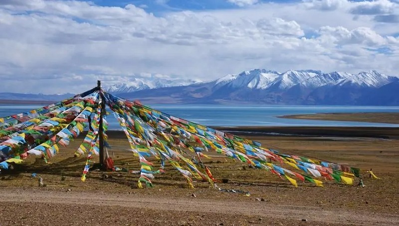 The five colors of the Buddhist prayer flags
