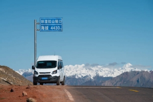 The Elegance of the Sichuan-Tibet Line vs. the Grandeur of the Qinghai-Tibet Line